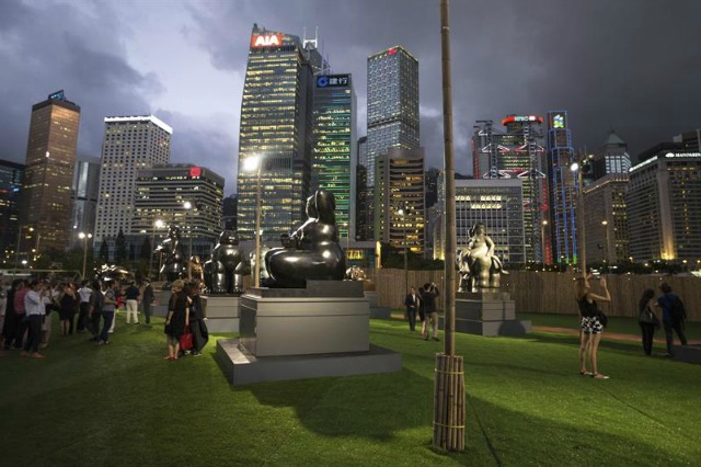 Esculturas del artista colombiano Fernando Botero expuestas en el distrito central de Hong Kong (China) hoy, 2 de junio de 2016. La exposición al aire libre, dedicada a Botero, contará con 9 de sus obras del 3 de junio al 14 de agosto de 2016. EFE/Jerome Favre