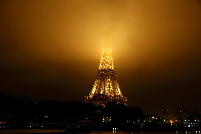 La niebla cubre la parte superior de la Torre Eiffel como el tiempo lluvioso continúa en París, Francia, 2 de junio de 2016. REUTERS / Jacky Naegelen