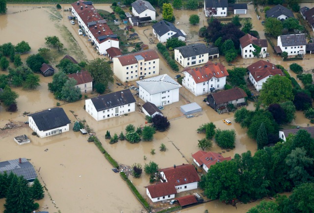 Una vista aérea de los daños por inundaciones en la localidad bávara de Simbach am Inn al este de Munich, Alemania, 2 de junio de 2016. REUTERS / Michaela Rehle