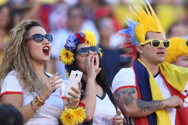 Aficionados colombianos animan a su equipo antes de su juego ante EE.UU. en la Copa América Centenario en el estadio Levi's de Santa Clara (EE.UU.) EFE