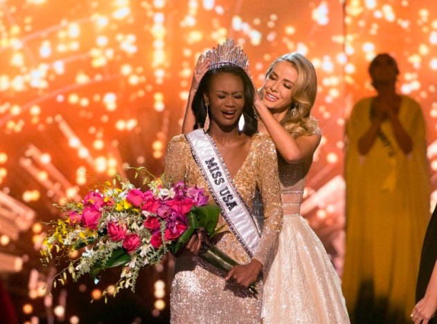 Miss Distrito de Columbia Deshauna Barber es coronada Miss USA 2016 por su predecesora, Miss USA 2015 Olivia Jordan, durante la final del concurso de nbelleza celebrado en Las Vegas el 5 de junio de 2016. (Jason Ogulnik/Las Vegas Review-Journal via AP)