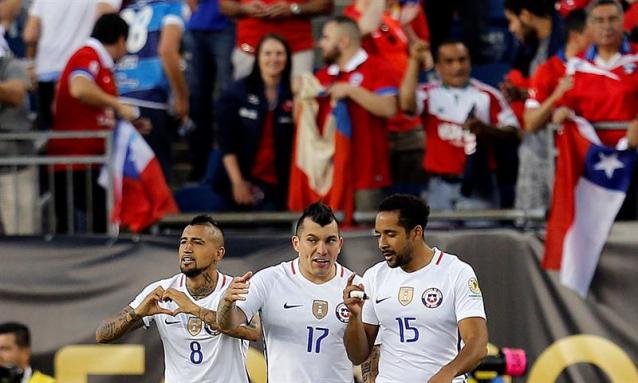 Arturo Vidal (i) de Chile celebra con Gary Medel (c) y Jean Beausejour (d) su gol contra Bolivia hoy, viernes 10 de junio de 2016, en un partido del grupo D de la Copa América Centenario en el estadio Gillete de Foxborough (Estados Unidos). EFE