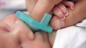 Los enfermeros dieron al bebé el cariño que madre con muerte cerebral no podía