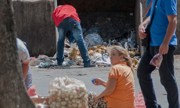 Larenses buscan comida en basureros del Mercado Mayorista de Barquisimeto