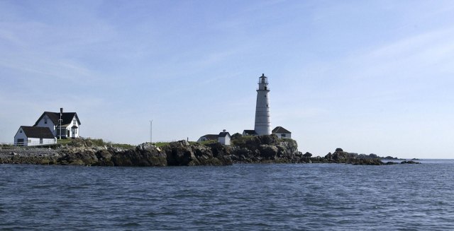 El faro de Boston en la isla Little Brewster Island, en el puerto de Boston. Se trata del primer y más antiguo faro del país, así como la última estación con personal de la Guardia Costera, y cumplía 300 años en 2016. (AP Foto/Josh Reynolds, Archivo)
