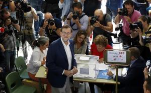 Vascos y catalanes rechazan a Rajoy por su política centralista
