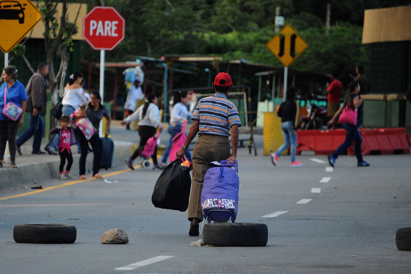 Colombia elogia jornada para abastecer a venezolanos
