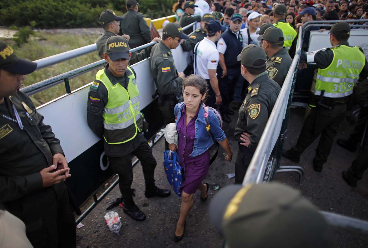 Autoridades de Colombia piden a venezolanos no intentar cruzar la frontera
