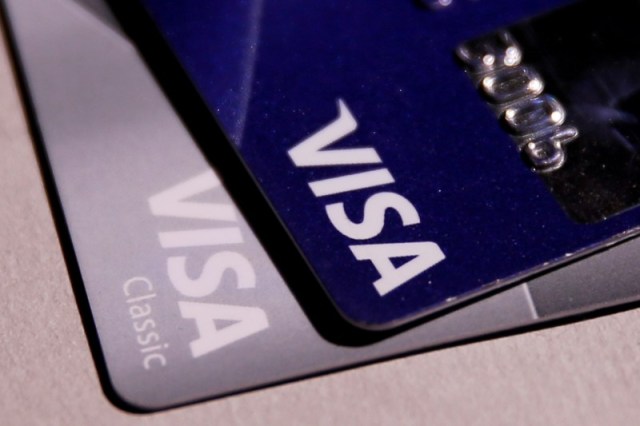 Fotografía ilustrativa de tarjetas de crédito de Visa REUTERS/Maxim Zmeyev/Illustration/File Photo