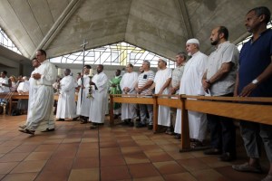 Católicos y musulmanes asisten a la misa por el cura francés degollado