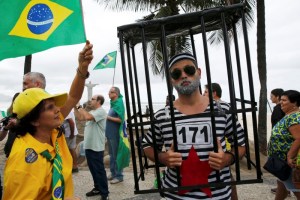 “Fora Dilma y Lula” y “Fora Corruptos” se leía en pancartas contra Rousseff en Brasil (Fotos)