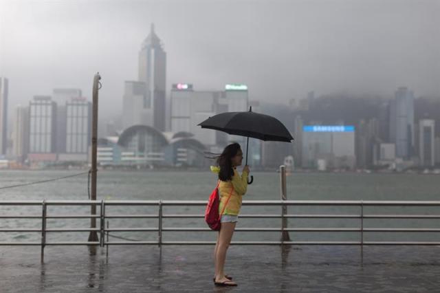 Una mujer observa desde el puerto Victoria afectado por los fuertes vientos del tifón Nida hoy, martes 2 de agosto de 2016, en Hong Kong (China). Nida es el primer gran tifón que golpea Hong Kong este año. EFE/JEROME FAVRE