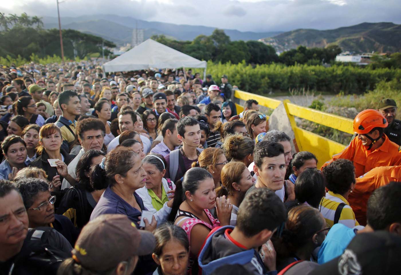 Vista aérea de la frontera: Así huyen de la crisis los venezolanos hacia Colombia (Video)