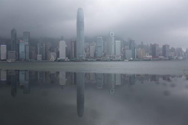 Rascacielos se reflejan en un panel metálico, mientras fuertes vientos afectan la ciudad por el paso del tifón Nida hoy, martes 2 de agosto de 2016, en Hong Kong (China). Nida es el primer gran tifón que golpea Hong Kong este año. EFE/JEROME FAVRE