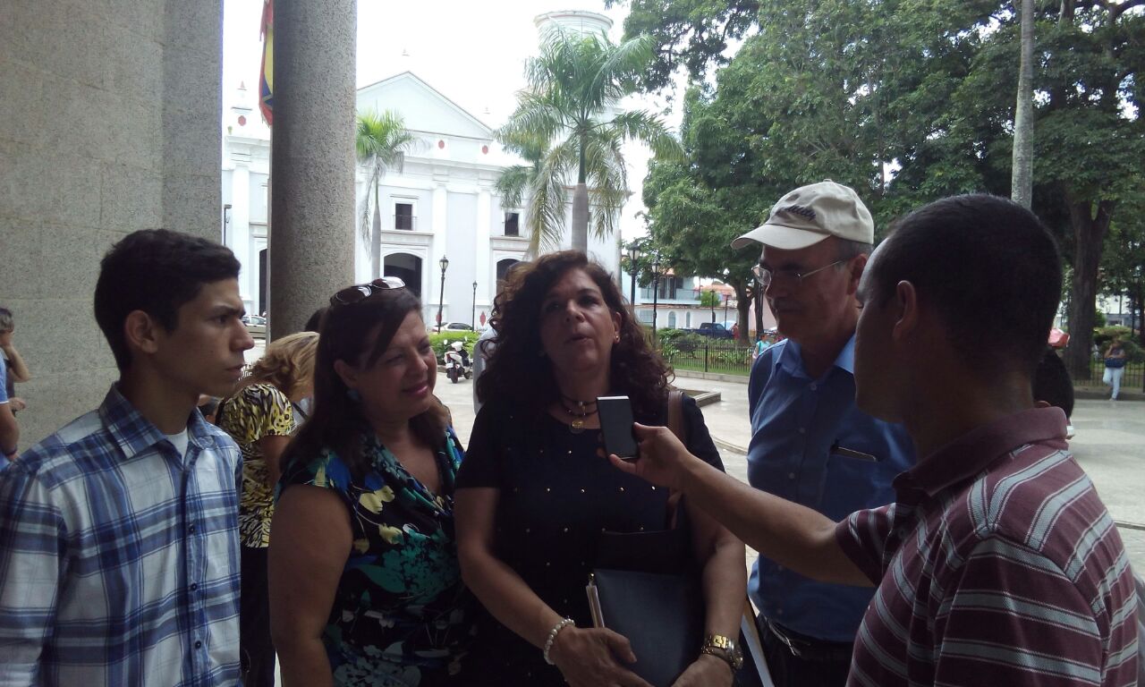 Familiares de Pancho y Gabo exigen libertad de sus hijos en la sede del Palacios de Justicia de Cojedes