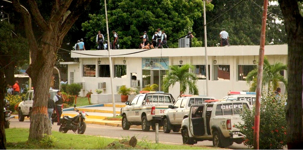 Dos muertos y 12 heridos tras motín en comisaría de Guaiparo en San Félix