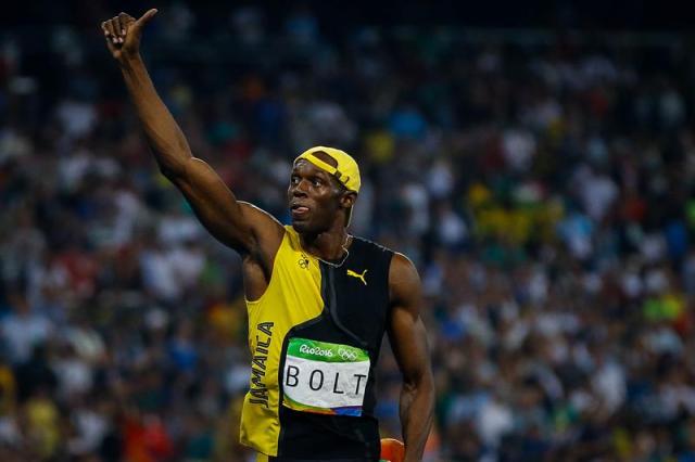 Usain Bolt de Jamaica celebra su victoria en la final de 100 m masculino de la competencia de atletismo en los Juegos Olímpicos Río 2016, en el Estadio Olímpico de Río de Janeiro. EFE