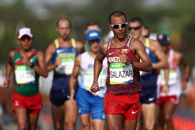 Yerenman Salazar no pudo culminar la marcha atlética de 50 km