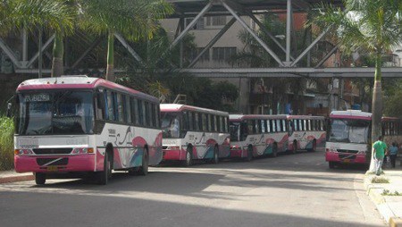 Atracan a más de 30 pasajeros de autobús en barrio Ayacucho de Los Teques