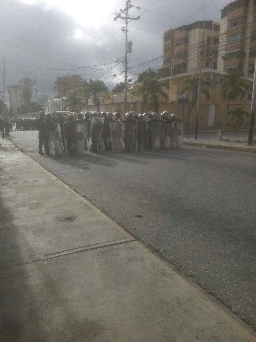 En Barquisimeto también trancaron accesos al CNE #7S