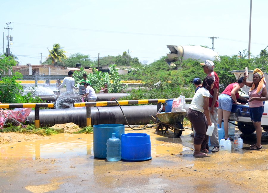 En Paraguaná se surten de agua por una tubería rota
