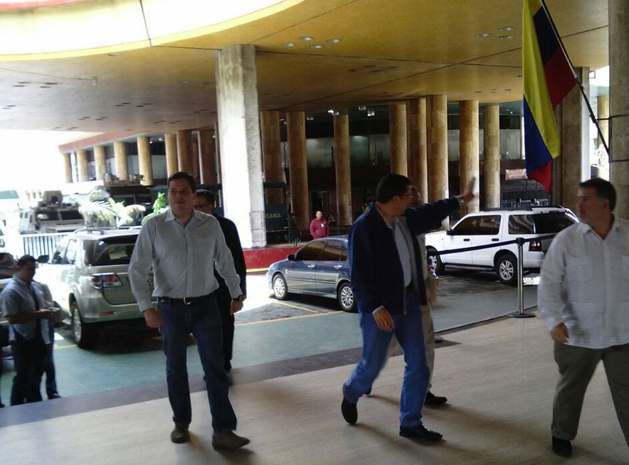 MUD llega al CNE para exigir condiciones de recolección del 20% (fotos)