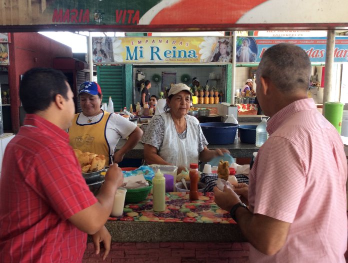 El Fail de Freddy Bernal con empanadera “chavista” de Conejeros que usa la gorra de Capriles (fotodetalle)