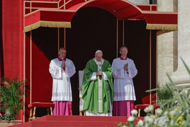 El papa Francisco oficina una misa del Jubileo para catecistas en Ciudad del Vaticano, el domingo 25 de septiembre de 2016. (AP Foto/Andrew Medichini)