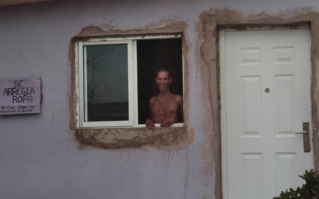 Carlos permanece todo el día parado en la ventana de su casa. (Foto: María Fuenmayor)