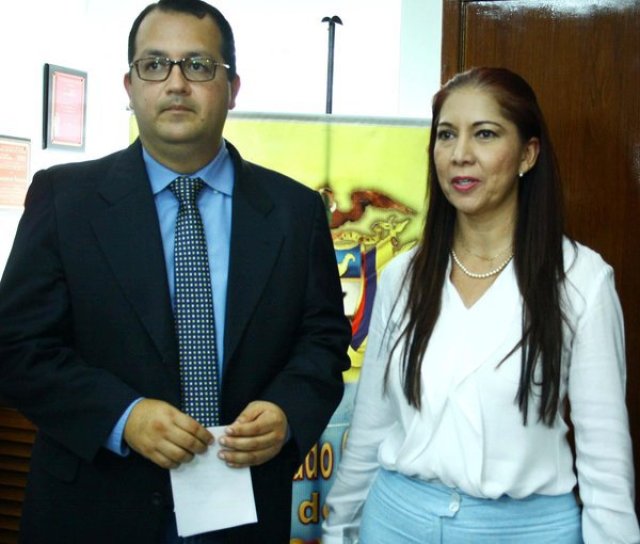 La cónsul de Colombia en San Cristóbal, Cecilia Palacio Torrado, y el consultor jurídico, Luis Acevedo, dieron a conocer la información. (Foto/Omar Hernández)