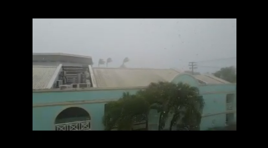 Así reportan la tormenta tropical Matthew desde la Isla de Barbados (Video)