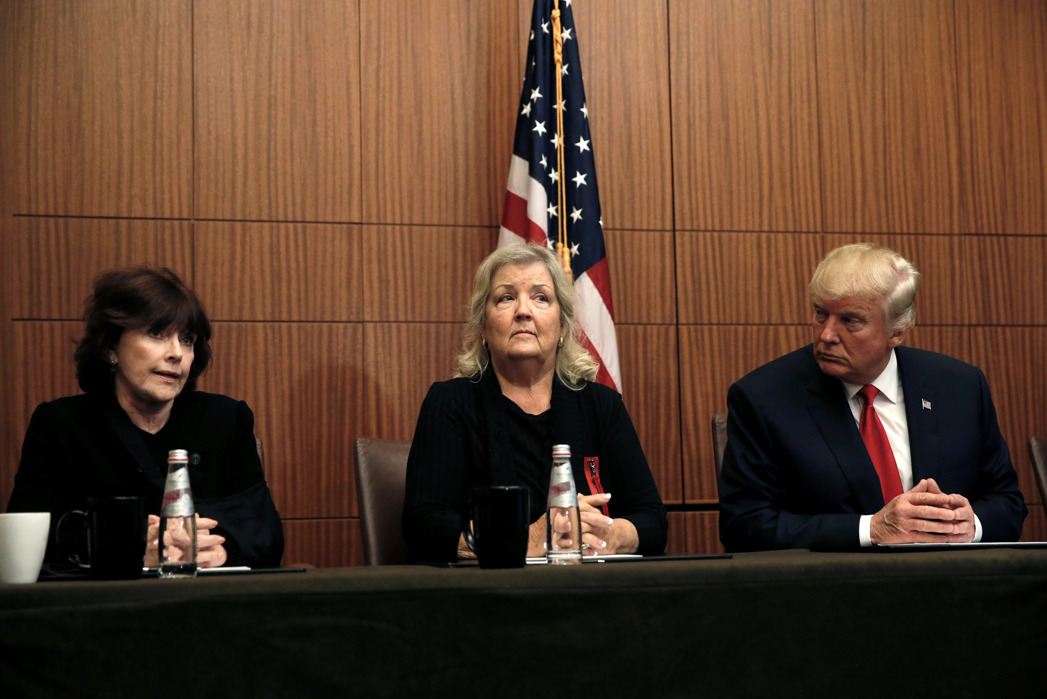 Trump comparece antes del debate con mujeres que acusaron a Bill Clinton