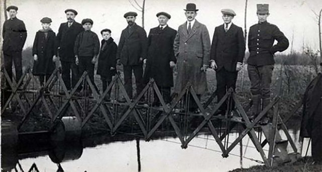 Sí, alguien inventó el puente portátil. Este 'práctico' invento podía plegarse y transportarse en un carrito (1926).