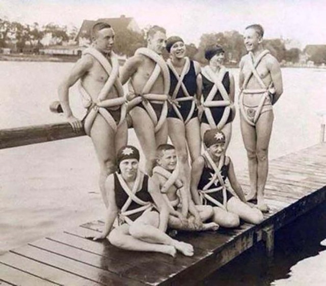 Estos chalecos hechos con pneumáticos de bicicleta debían ayudar a nadar (1925).