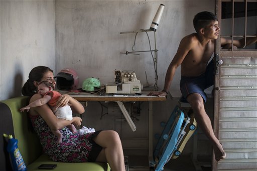 Madres de bebés con zika piden más ayuda en Brasil