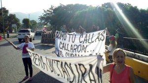 Con pancartas y consignas vecinos de El Trigal exigen revocatorio (fotos)