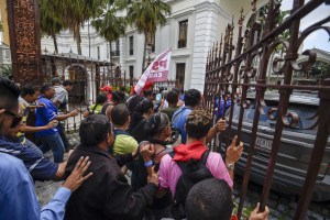 Maduro justifica y se burla del asalto de bandas irregulares a la AN