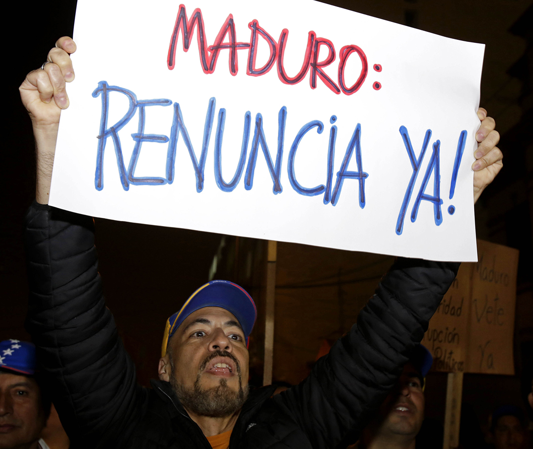 Venezolanos manifestaron ante la embajada en Perú en rechazo al régimen de Maduro (Fotos)