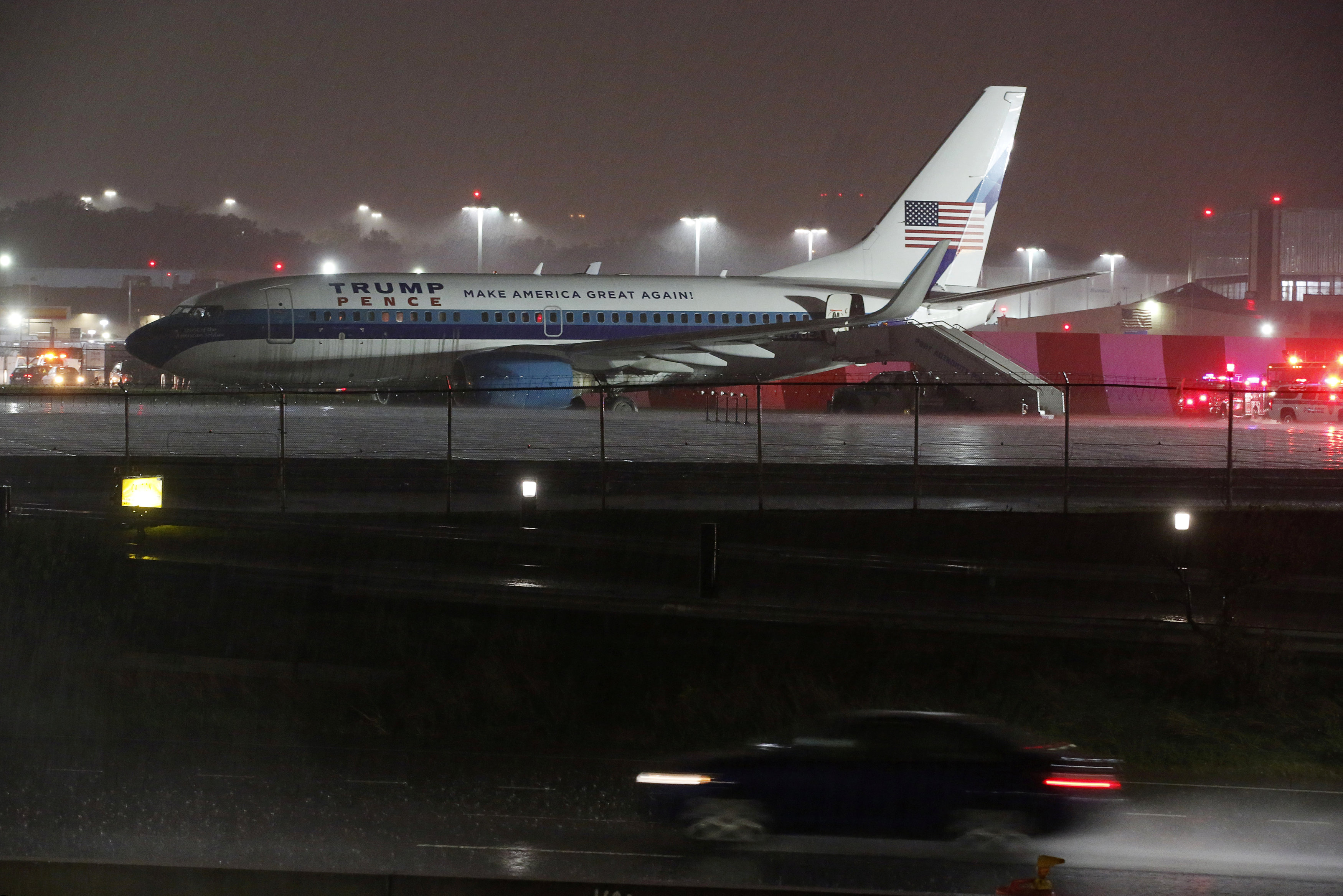 Avión en el que viajaba candidato republicano a vicepresidencia de EEUU, Mike Pence se sale de la pista (FOTO)