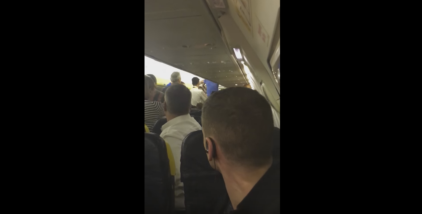 Una pelea en pleno vuelo entre pasajeros obliga a un aterrizaje de emergencia (Video)