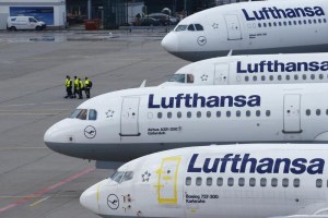 Lufthansa reubica en otras rutas al personal afectado por el veto de Trump