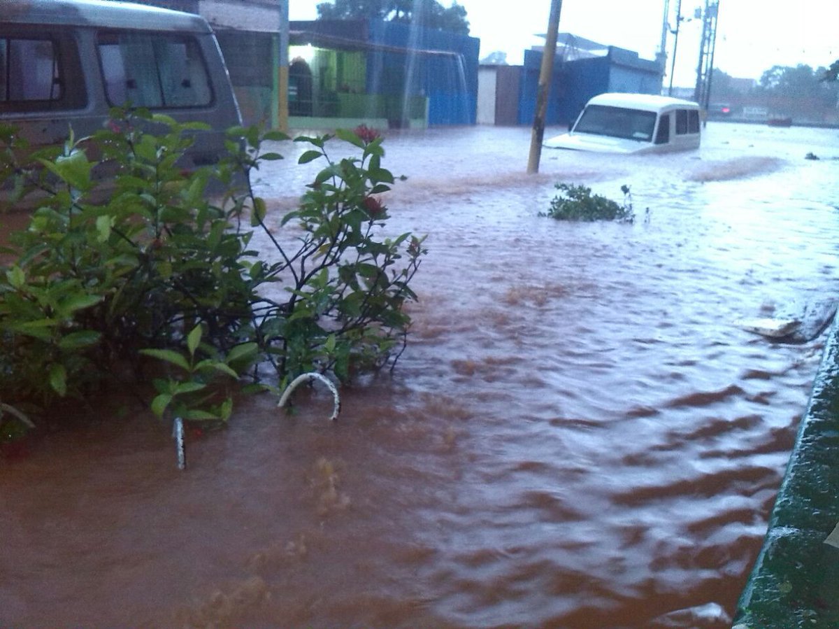 Tres muertos y decenas de damnificados han dejado las fuertes lluvias en todo el país