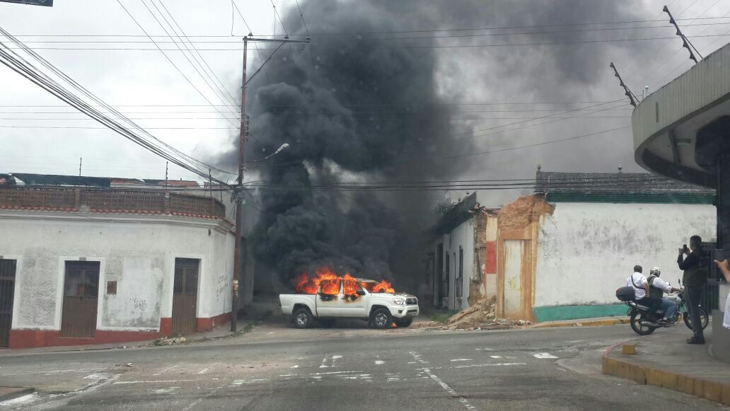 Queman vehículo de la gobernación de Táchira en las cercanías de la UCAT