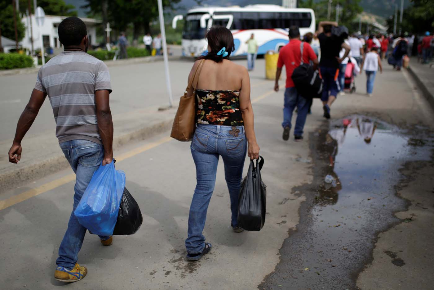 Venezolanos cruzan la frontera para comprar productos a pesar de la caída del bolívar frente al peso