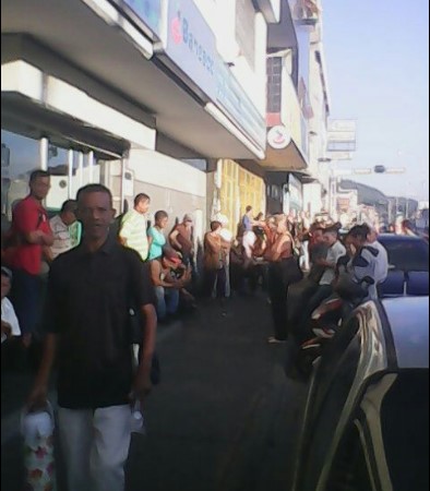 Así están las colas para entrar a los bancos en Valencia #13E  (Fotos)