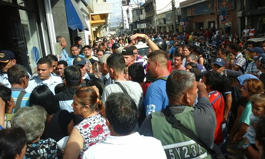 El tercer día de las interminables colas en los bancos de Táchira (Video)