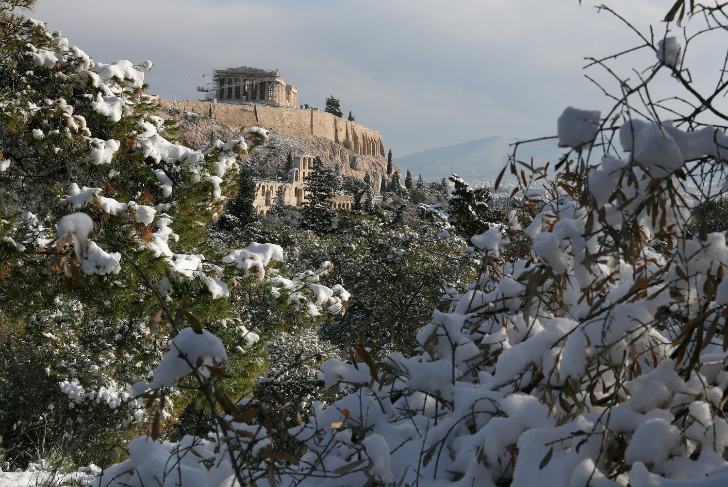 La región de Atenas paralizada por la peor nevada en nueve años (Fotos)