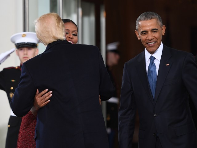 President-elect Donald Trump(C)is greeted by US President Barack Obama and First Lady Michelle Obama(L) as they arrive at the White House in Washington, DC January 20, 2017. / AFP PHOTO / JIM WATSON