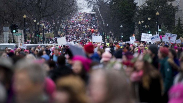 Demonstrators march on the National Mall in Washington, DC, for the Women's march on January 21, 2017. Hundreds of thousands of protesters spearheaded by women's rights groups demonstrated across the US to send a defiant message to US President Donald Trump. / AFP PHOTO / JIM WATSON