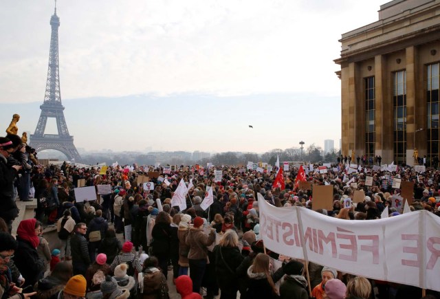 Manifestantes en la marcha de las mujeres en París, Francia. 21 de enero 2017. Miles de mujeres salieron a las calles de las capitales europeas el sábado para unirse a las "marchas de las hermanas" en Asia contra el presidente de Estados Unidos, Donald Trump, antes de una importante marcha en Washington que se prevé que congregue a casi un cuarto de millón de personas. REUTERS/Jacky Naegelen